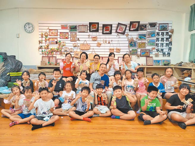 西岐国小长期在校内推广蔺编课程有成，更获得亮点学校殊荣。（西岐国小提供）