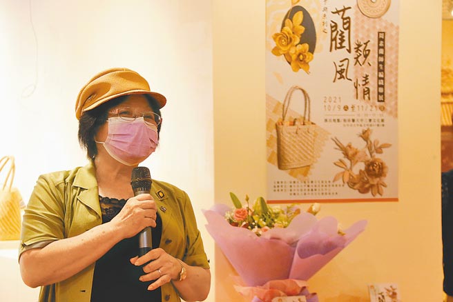 周素蘭致力於保存及傳承藺草工藝，並融入創意開創新技法，賦予藺草編織新生命。（陳淑娥攝）