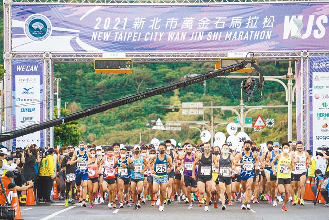 肯亚女选手赛前确诊，新北市紧急清消赛道，让因疫情延期的新北市万金石马拉松昨日如期开跑。（新北市体育处提供／陈慰慈新北传真）