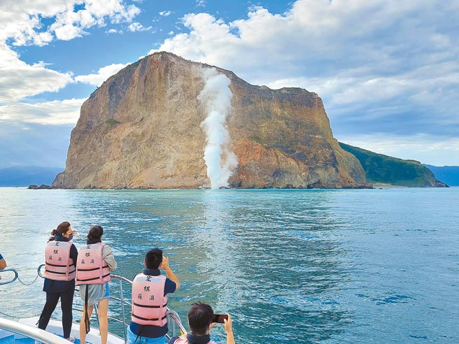 龟山岛在今年10月底再现磺烟后，21日的磺烟规模更大，磺烟与235公尺高的龟首一样高。（简逢均提供／李忠一宜兰传真）
