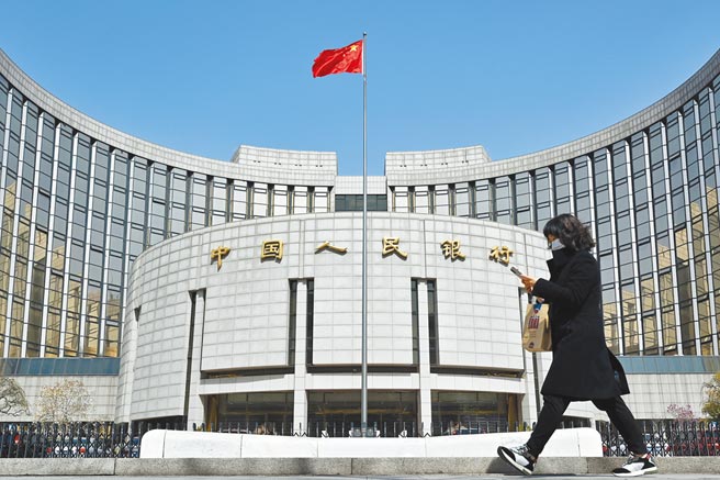 中国人民银行近日指称，下一阶段要坚持不将房地产作为短期刺激经济的手段。图为民眾经过北京中国人民银行。（中新社）