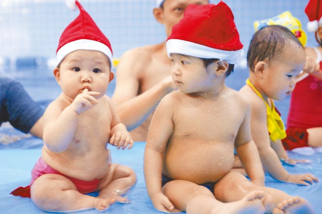 大陸2020年出生率不到1％，創下43年來新低。圖為北京一家嬰兒游泳會舉辦的耶誕慶祝活動。（新華社）