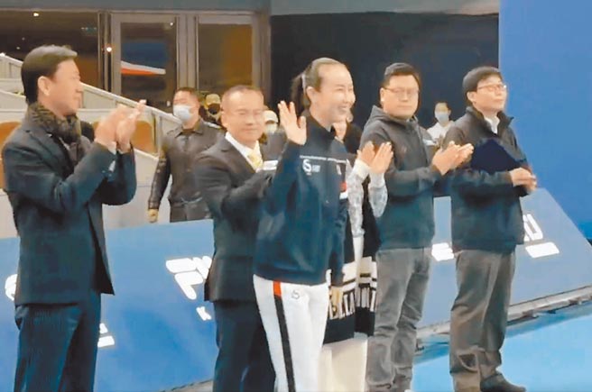 大陆《环球时报》总编辑胡锡进21日在推特分享影片，指网球名将彭帅参加北京青少年网球赛开幕式。（摘自推特）