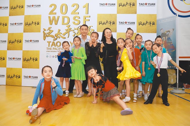 国标舞常胜军林传恩（后排左一），笑言疫情期间戴口罩和舞伴苦练，吃足苦头却意外让肺活量大增。（翻摄照片／蔡依珍桃园传真）