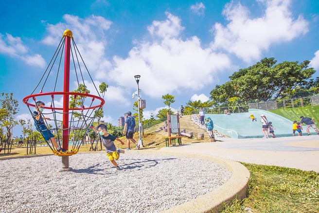 竹北市AI智慧园区公园设置不少共融式游具，能让小朋友尽情玩乐。（罗浚滨摄）