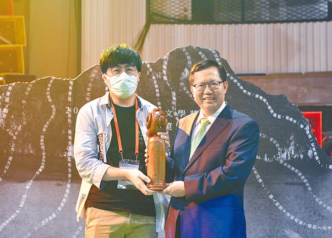 锺肇政文学奖21日颁奖，顏堉至（左）是最大奖长篇小说类正奖得主。（吕筱蝉摄）