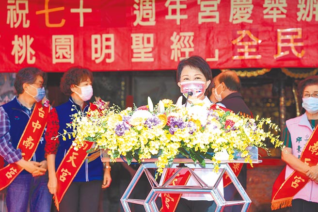 台中市長盧秀燕21日參加南天宮關聖帝君廟70周年宮慶時表示，台中市民第1劑疫苗涵蓋率80.18％，第2劑疫苗涵蓋率48.2％、將邁向5成。（盧金足攝）