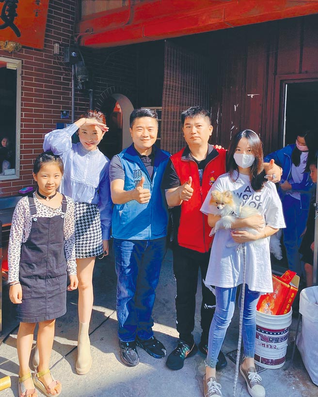 立委补选参选人顏宽恒（中）表示，三鹿里是他从小生长的地方，庙不大，但香火鼎盛。（保安宫提供／陈淑娥台中传真）