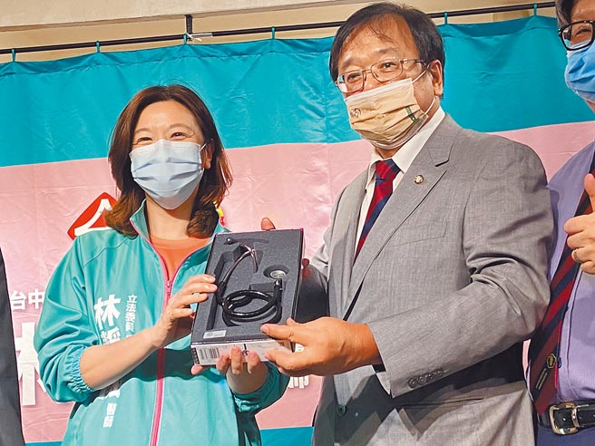 中华民国医师公会全国联合会理事长邱泰源21日代表医师后援会，赠送听诊器给林静仪（左），希望送她进立法院。（卢金足摄）
