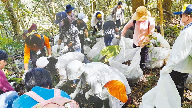 南投高峰山净山行动，出动逾30名志工，花费半天时间，粗估清出200公斤的生活废弃物。（读者提供／张妍溱南投传真）