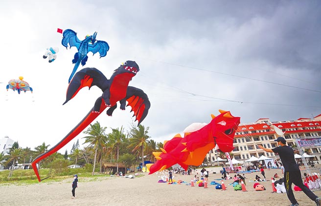 超过30只色彩缤纷的造型风筝，在杉原湾天空飘扬，民眾直呼「好疗癒」。（庄哲权摄）