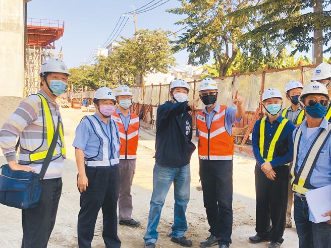 高市劳工局长周登春（中）21日带队联合检查高雄捷运工程工地。（高雄市劳工局提供／洪靖宜高雄传真）