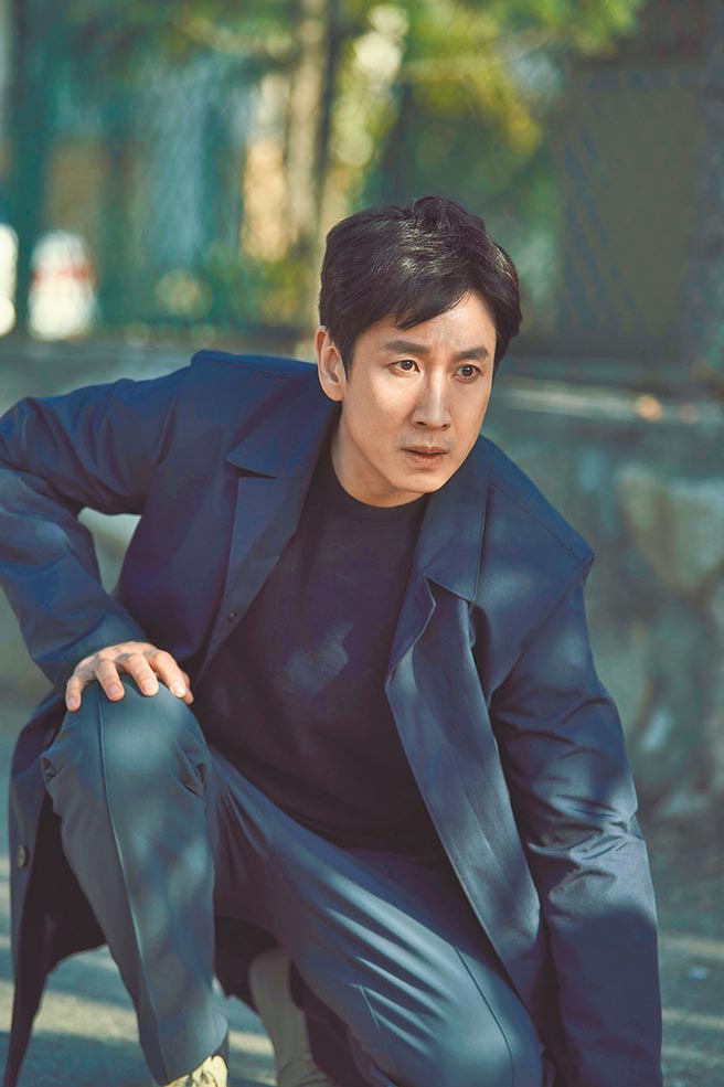 李善均暌违2年推出新作，在《DR.BRAIN》饰演没有情绪起伏的天才脑博士。（Apple TV+提供）