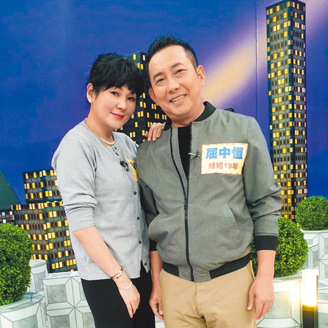 屈中恒（右）透露常送名牌包讨老婆Vicky欢心。（卫视中文台提供）