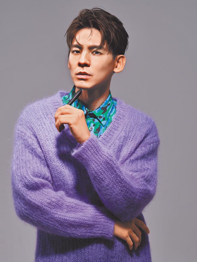 林柏宏这一年来事业大爆发，横跨歌坛、影坛和主持界，演艺事业朝多元发展，是多才多艺的三栖艺人，以知性神韵诠释万宝龙笔具。（JOJ PHOTO摄，服装提供／Ferragamo）