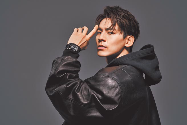 林柏宏新剧《2049-完美预测》好评如潮，新片《青春弒恋》刚上檔，本周六还将接下金马奖主持人的棒子，佩戴万宝龙1858系列Geosphere UltraBlack腕表，帅气破表。（JOJ PHOTO摄，服装提供／Balenciaga）