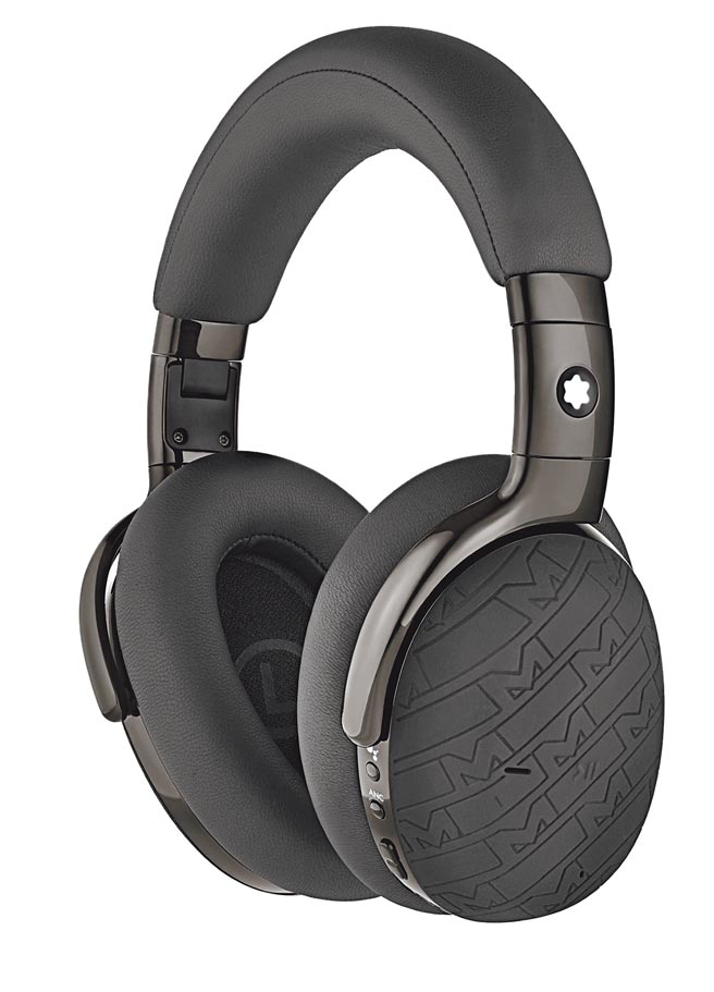 万宝龙MB01全罩式智慧型耳机UltraBlack款，2万400元。（Montblanc提供）