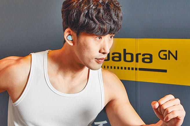 有別於一般耳掛式運動無線耳機，Jabra Elite 7 Active採全新Jabra ShakeGrip技術，可緊密貼合耳朵，不怕掉落，6290元。（Jabra提供）