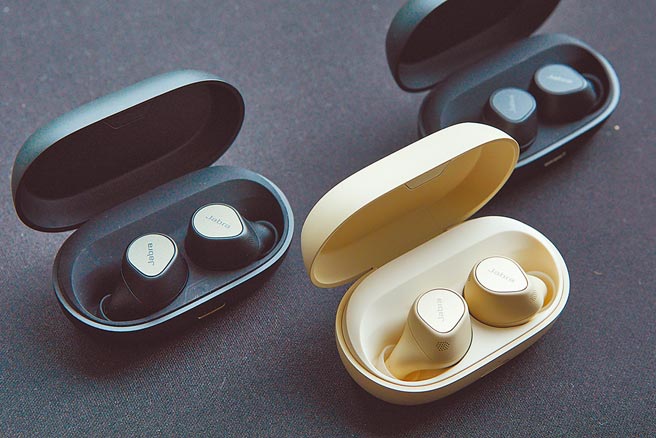 Jabra Elite 7 Pro搭載Jabra MultiSensor Voice創新技術，可偵測、消除噪音，還能透過骨傳導技術傳遞聲音，6990元。（Jabra提供）