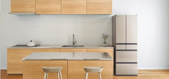 日立全新日本原装进口的全能智慧冰箱RHSF53NJ，主打独立锁湿低温冷藏室，热食也能直接放进冰箱，不用等放凉。（日立提供）