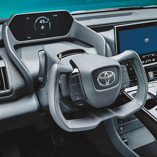 Toyota bZ4X概念车方向盘，造型前卫。（TOYOTA提供）