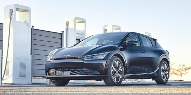 KIA EV6刷新金氏世界纪录KIA全新22年式EV6纯电跨界休旅车（见图）打破金氏世界纪录，在为期7天，从纽约市到洛杉矶，长达2880.5英里的横越美国旅程中，沿途充电时间花费平均不到20分钟（总计7小时10分1秒）完成，不仅打败记录保持者Tesla（12小时48分19秒），更快了5个半小时。（KIA提供）