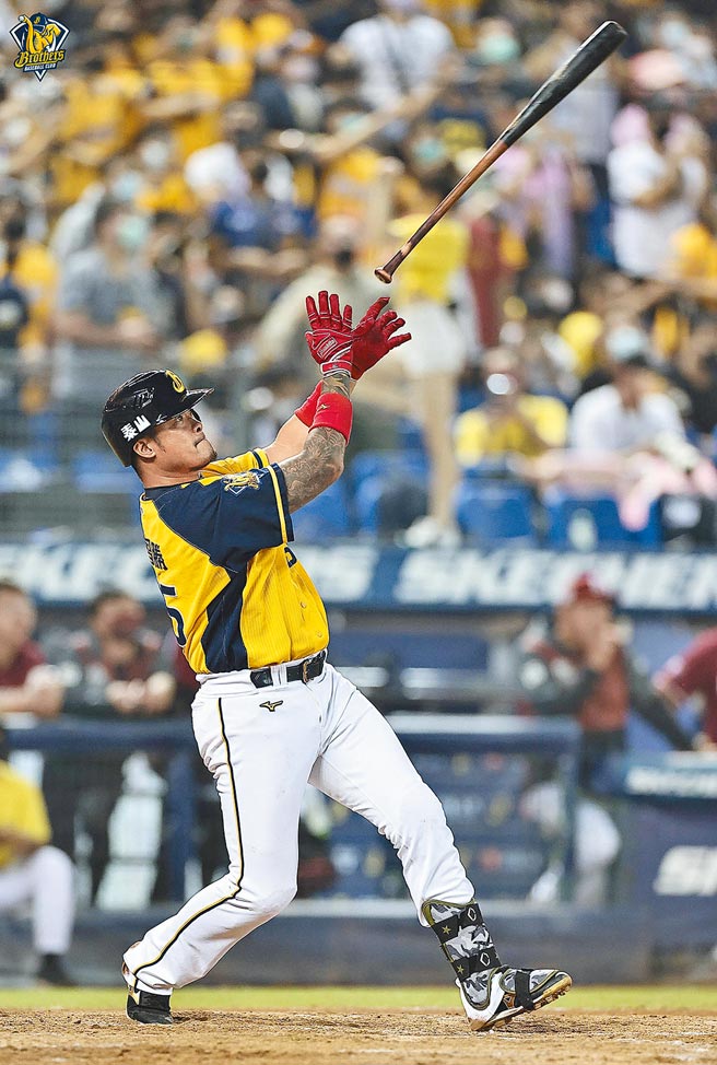 中信兄弟林智勝敲出逆轉滿貫炮，同時也是生涯第289轟全壘打，追平張泰山並列聯盟全壘打王。（中信兄弟提供）