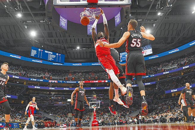 巫师中锋哈瑞尔双手猛扣，吓到对方连忙退开。（美联社）