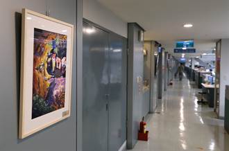 新北市教育局變身「烏菲茲」美術館 展出46幅永平高中生畫作