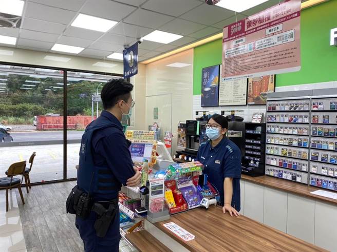 内政部要求警方即刻加强超商巡签，提高见警率。图为22日北市内湖警分局员警至辖内超商宣导。（警方提供／胡欣男台北传真）