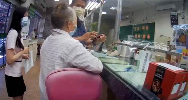 羅姓婦人遇到騙徒，要到郵局匯款。楠梓警方與郵局人員合力阻止婦人匯款。（翻攝照片／林瑞益高雄傳真）