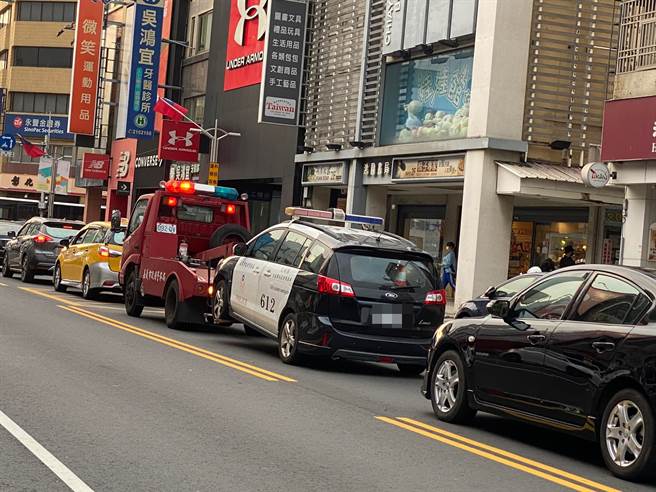 1名嘉義網友在路上直擊1輛警車竟被拖吊車拖著，2輛車均印上「嘉義市政府警察局」，讓他笑說百年難得一見。（翻攝自臉書「嘉義綠豆大小事」）