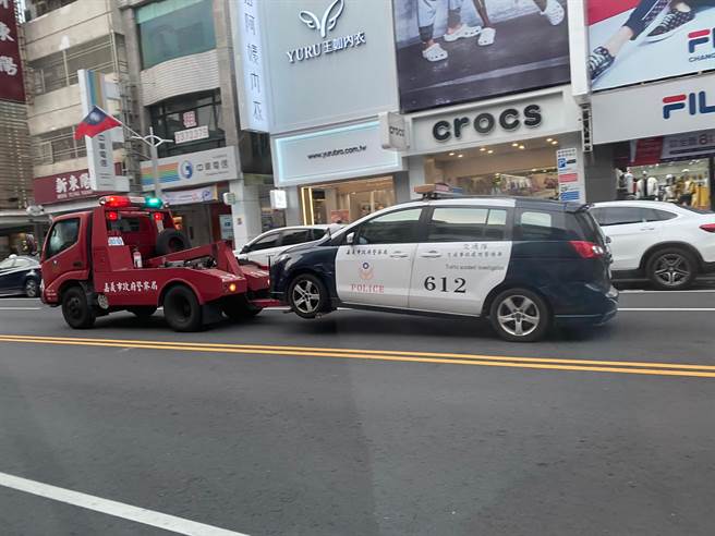 1名嘉義網友在路上直擊1輛警車竟被拖吊車拖著，2輛車均印上「嘉義市政府警察局」，讓他笑說百年難得一見。（翻攝自臉書「嘉義綠豆大小事」）