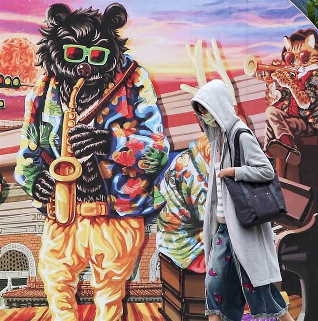 冷空氣發威，民眾穿起禦寒衣物。（趙雙傑攝）
