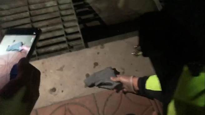 警方从排水沟内起获作案枪枝。（警方提供）
