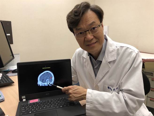 书田诊所脑神经内科主任医师黄启训表示，每年的12月至2月是脑中风好发季节，由于天气寒冷血压变动幅度大，中风的病人数会多出3-5成。(图/书田诊所提供)