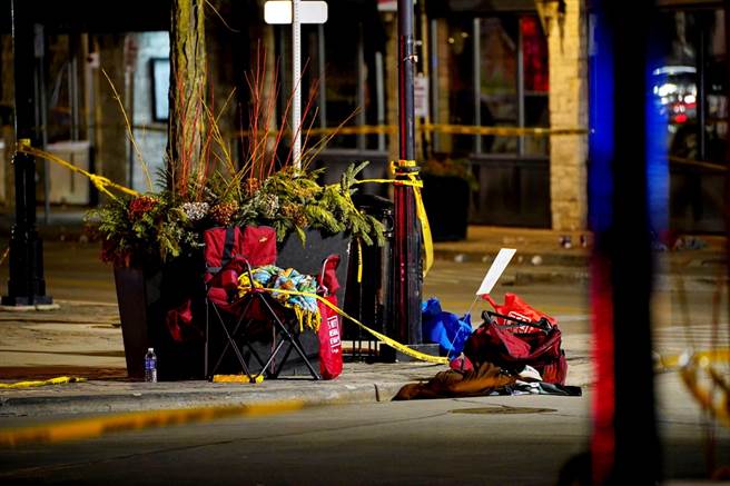 飙车衝撞美国沃基夏（Waukesha）圣诞游行酿成5死48伤的嫌犯为39岁小布鲁克斯（Darrell Brooks Jr.），他先前就有蓄意开车撞人纪录。（图／路透社）