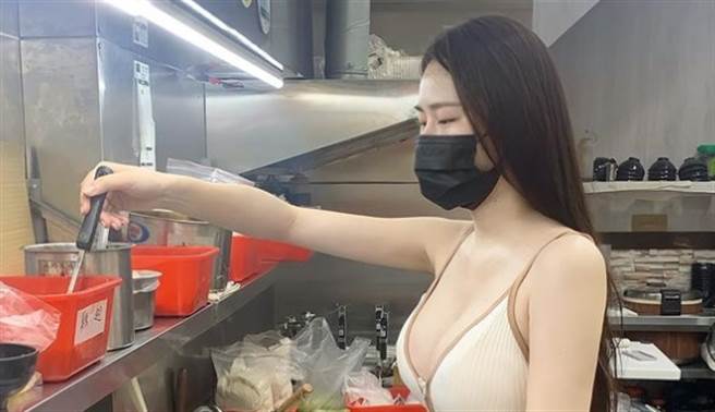 正妹在土鸡城打杂换鸡汤。（图/IG@meijia0908)