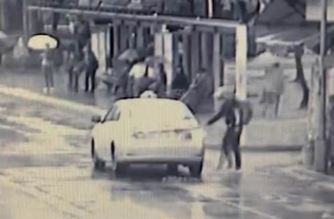 帽T杀手在和平西路搭上计程车离去。（翻摄画面）