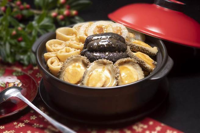 台北国宾饭店年菜开卖，八人份的「国宾聚宝盆」严选上等花胶筒、关西刺身、鹅掌、日本干贝、特级竹笙熬煮8小时 汤头清雅温润。图／台北国宾饭店提供