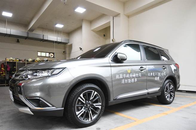 印刷電路板大廠欣興電子23日捐贈消防勤務車及化災處理裝備給桃園市消防局，市長鄭文燦代表受贈。(蔡依珍攝)