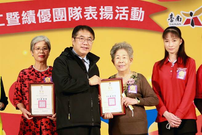 台南市長黃偉哲頒獎表揚績優志工。（社會局提供／洪榮志台南傳真）