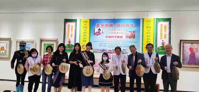 周大观基金会也将在中正纪念堂展出「画穿困顿‧迎向阳光」，微笑罕病天使于昕荞、大陆抗癌画家陈景生「穿越时空联展」，即日起展至12月1日。（林良齐摄）