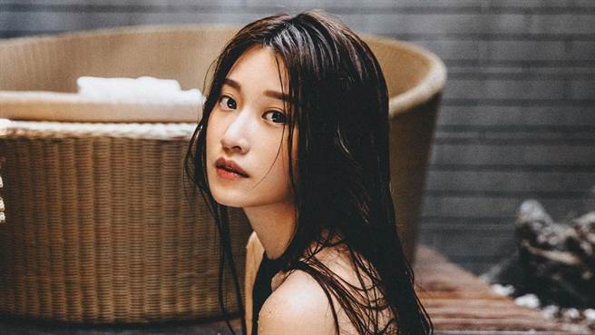 「Wackyboys反骨男孩」女成員艾瑞絲近日在IG上曬出性感泡湯照。（圖／IG@aries_8248）