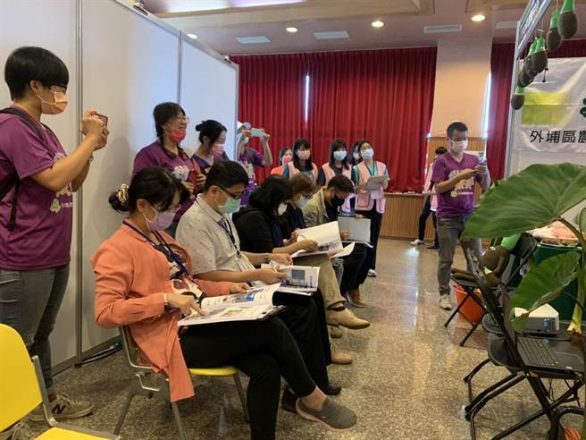 主办单位邀请产官学界评审给予四健会员指导及建议。（台中市农会提供／王文吉台中传真）