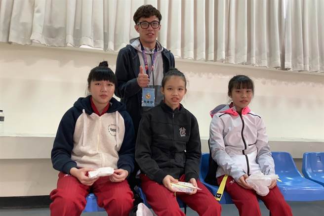 109学年度全国中等跆拳道锦标赛，华山国中高东信老师（上）指导吕采薇（左至右）、魏钰匀、官芯柔夺得3金1银。（新竹县政府提供／罗浚滨新竹传真）