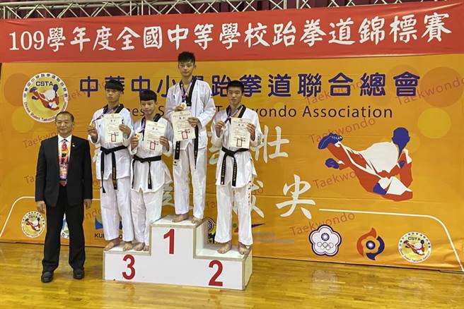 109学年度全国中等跆拳道锦标赛，湖口高中荣获2金1银4铜，其中学生黄国丞（右二）夺得金牌。（新竹县政府提供／罗浚滨新竹传真）