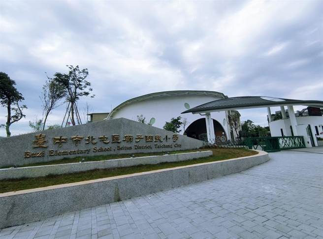 （北屯区廍子国小去年8月校舍完工后就迎来大量新生，今年9月底已开始第二期校舍新建工程。图／业者提供）