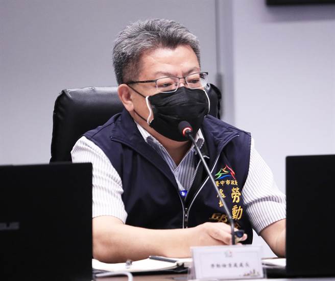 台中市勞動檢查處長邱怡川，今天在市政會議上以「促進青年朋友職場安全」為題，進行專案報告。（陳世宗攝）