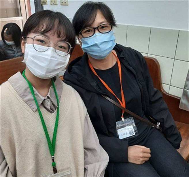 鄭楚虹與媽媽王婉藝（右）合影，媽媽看到女兒的表演很是感動。(移民署嘉義市服務站提供)